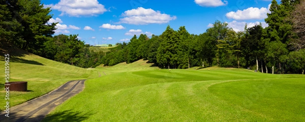 Obraz 青空のゴルフ場・クラブハウスが見える最終ホール、ミドルコースのパノラマ（千葉県木更津市）