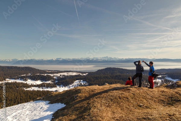 Obraz Touristes admirent le panorama du Mont Blanc depuis le crêt de la neige dans le Jura en France