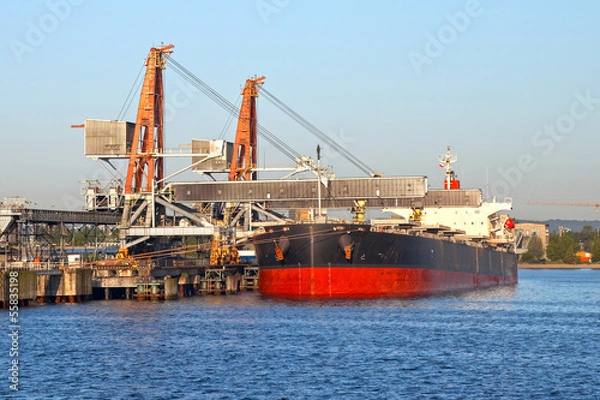 Fototapeta Przenośnik i duży dźwig - gotowe do załadunku węgla na statek.