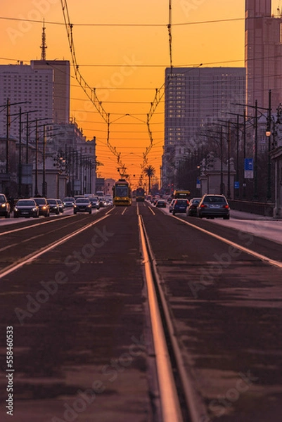 Obraz Tramwaj na rondzie generała Charles de Gaulle, w Warszawie. Widok z mostu poniatowskiego na jadący tramwaj z centrum warszawy na palmy.