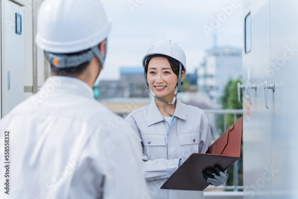 Fototapeta 作業服を着た日本人男女