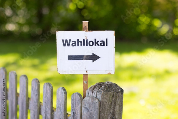 Fototapeta Hinweisschild mit Pfeil zum Wahllokal
