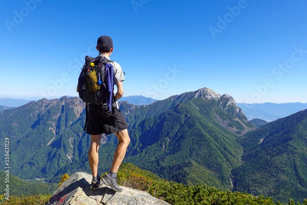 Fototapeta 山に登る男性