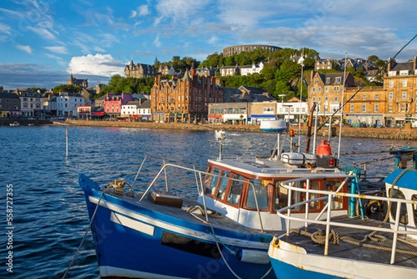 Fototapeta Skyline of the small town of Oban, the gateway to the Hebridean islands of Western Scotland