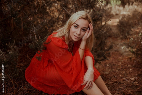 Fototapeta Ragazza bionda con abito rosso nel bosco