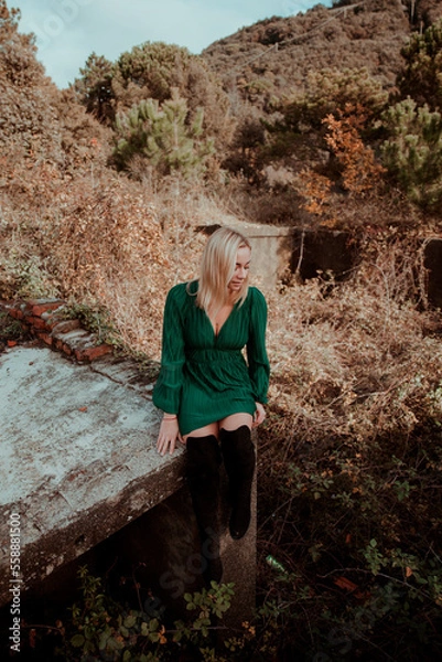 Fototapeta Ragazza bionda nel bosco con abito verde