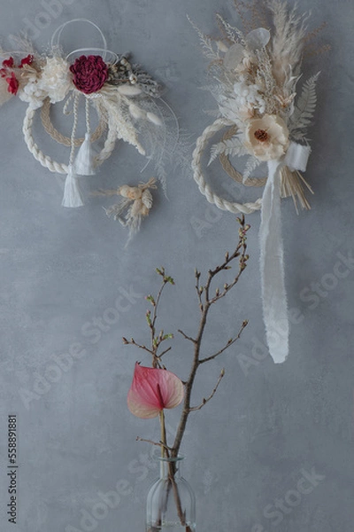 Obraz 壁に飾られた白いしめ縄リース　しめ縄飾り