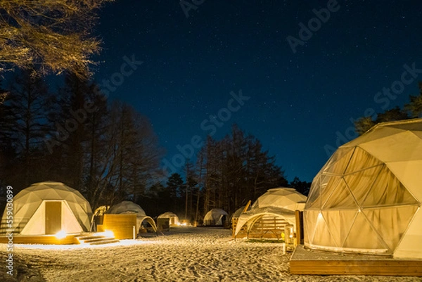 Obraz 真冬の日本のグランピング場から見る、美しい星空