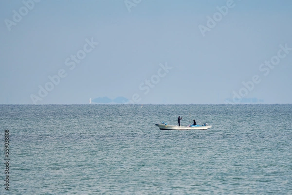 Obraz 海にぽつりと浮かぶ小さな釣り船