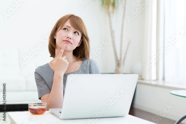 Fototapeta コンピューターを見る女性