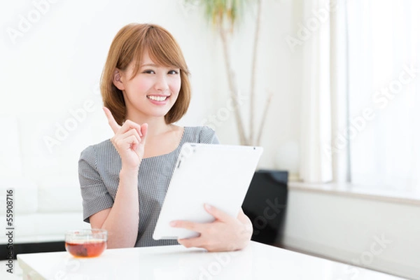 Fototapeta タブレットを見る女性