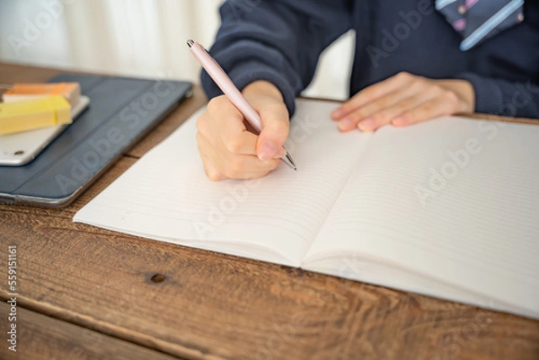 Obraz ノートを開いて勉強する学生