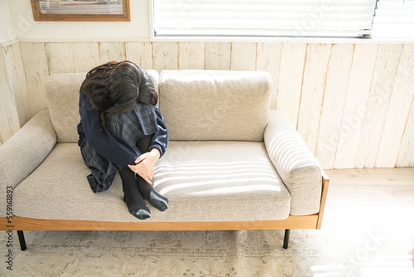 Obraz うずくまる女子学生