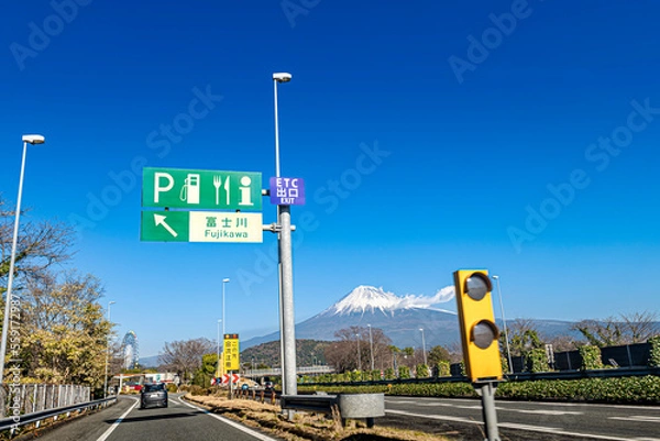 Fototapeta 東名高速道路の上り線 富士川サービスエリア付近の道路上から望む冬の富士山