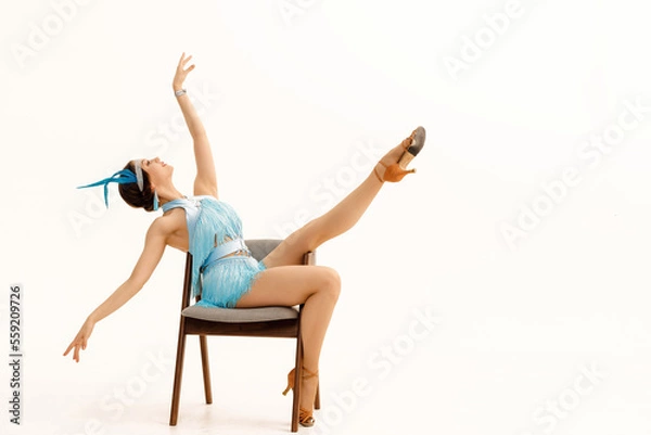 Fototapeta A girl dancer in Gatsby-style costumes