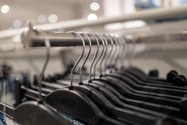 Obraz Kleidung auf Kleiderbügel im Geschäft