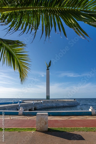 Fototapeta Beautiful big monument - Obelisco a los Marinos in city of Campeche in Mexico.