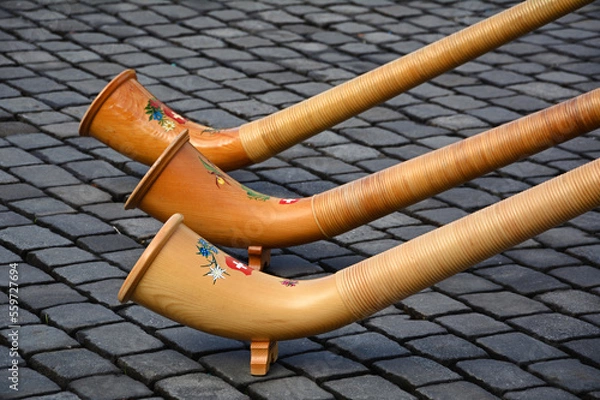 Obraz Schweizer Alphorn, Alphörner, Schalltrichter, mit folkloristischer Bemalung