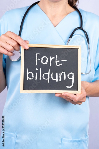 Obraz Ärztin mit einer Tafel auf der Fortbildung steht