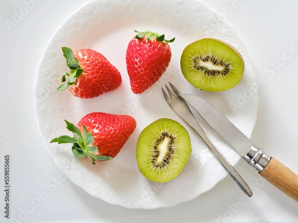 Obraz 赤いイチゴ、スカイベリーとキウイ