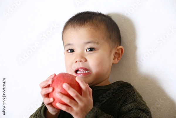 Fototapeta りんごを持った少年。男の子。