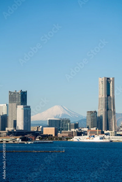 Obraz クルーズ船越しに見る横浜港越しの富士山とランドマークタワー