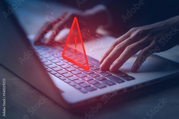 Fototapeta Hacked Ostrzeżenie ostrzegawcze na notebook (laptop). Cyberatak na sieć komputerową, wirus, oprogramowanie szpiegujące, złośliwe oprogramowanie lub złośliwe oprogramowanie. Cyberbezpieczeństwo i cyberprzestępczość. Uszkodzony w Internecie.