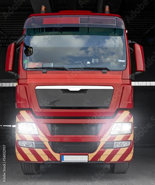Obraz LKW mit eingeschaltetem Licht frontal