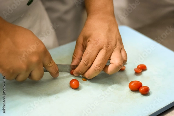 Fototapeta cortando tomate