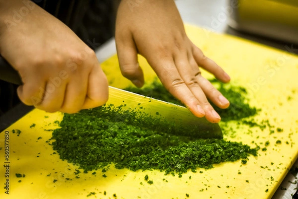 Fototapeta cortando temperos