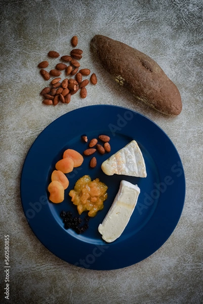 Fototapeta queijo e frutas secas