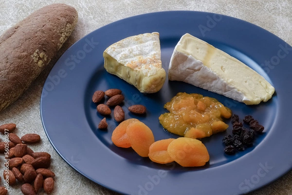Fototapeta queijo e frutas secas