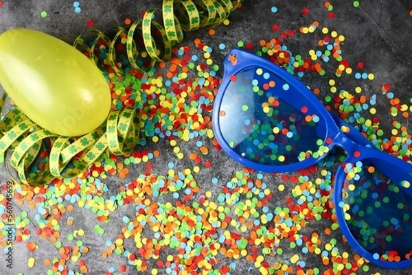 Fototapeta Partychaos zu Fasching oder Geburtstag mit Konfetti, Luftschlangen, große Brille und Ballons