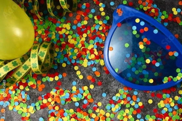 Fototapeta Partychaos zu Fasching oder Geburtstag mit Konfetti, Luftschlangen, große Brille und Ballons