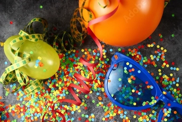 Fototapeta Partychaos zu Fasching oder Geburtstag mit Konfetti, Luftschlangen, große Brille und Ballons
