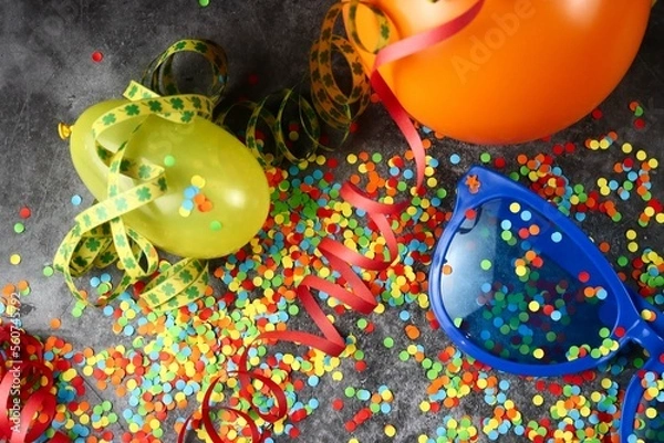 Fototapeta Partychaos zu Fasching oder Geburtstag mit Konfetti, Luftschlangen, große Brille und Ballons
