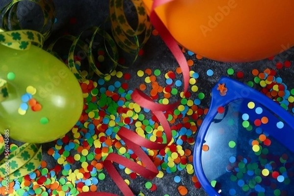 Fototapeta Partychaos zu Fasching oder Geburtstag mit Konfetti, Luftschlangen, große Brille und Ballons