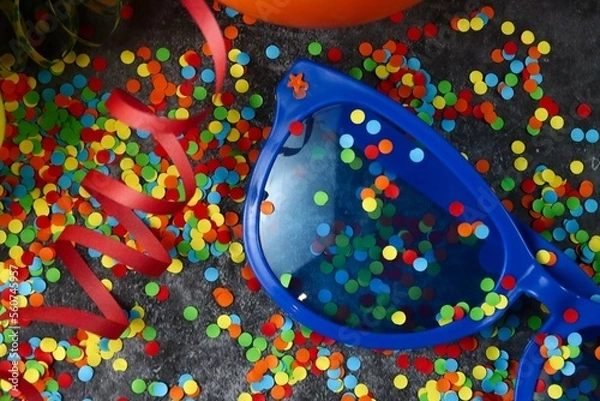 Fototapeta Partychaos zu Fasching oder Geburtstag mit Konfetti, Luftschlangen, große Brille und Ballons