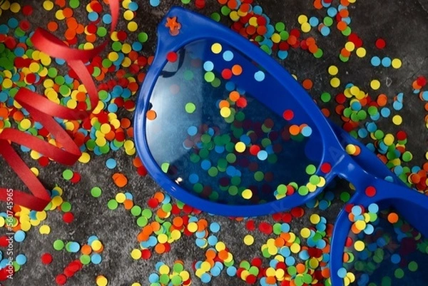 Fototapeta Partychaos zu Fasching oder Geburtstag mit Konfetti, Luftschlangen, große Brille und Ballons