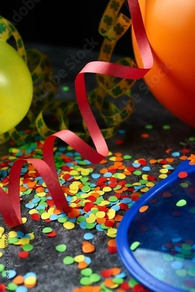 Fototapeta Partychaos zu Fasching oder Geburtstag mit Konfetti, Luftschlangen, große Brille und Ballons