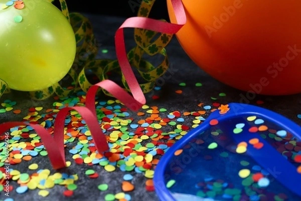 Fototapeta Partychaos zu Fasching oder Geburtstag mit Konfetti, Luftschlangen, große Brille und Ballons