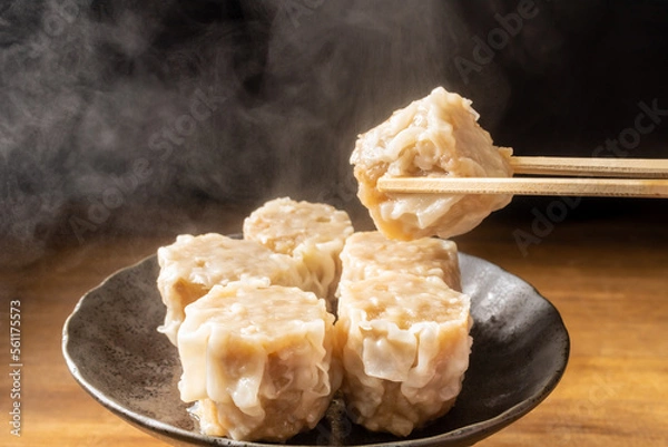 Obraz 蒸しあがった焼売を持ち上げる