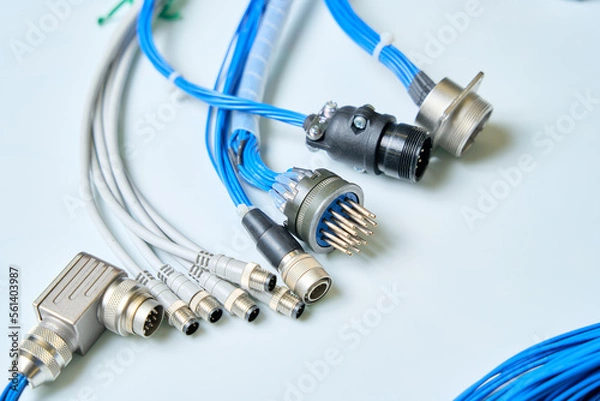 Obraz 機械に接続するためコネクタを取り付けた電線