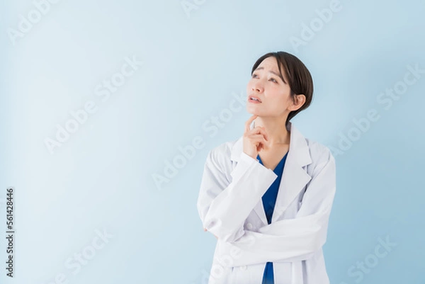 Fototapeta 考える白衣を着た日本人女性