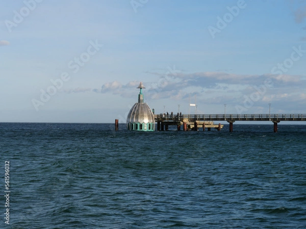 Fototapeta Die Tauchgondel oder Tauchglocke an der Seebrücke in Zingst auf dem Darß