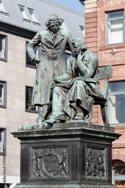 Obraz brüder grimm, denkmal am marktplatz
