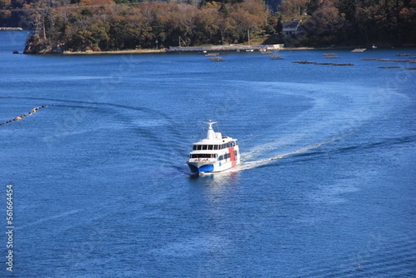 Fototapeta 中型の観光船が走る海面