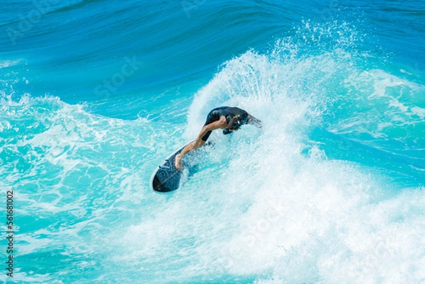 Fototapeta surfing the waves