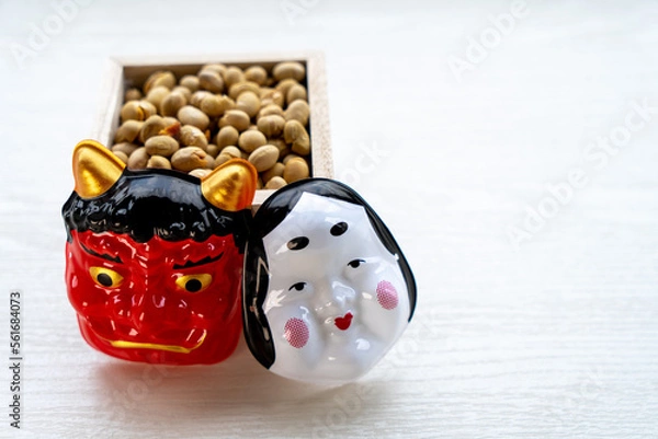 Fototapeta 節分の豆まき用の豆と鬼とおたふくのお面（コピースペースあり）