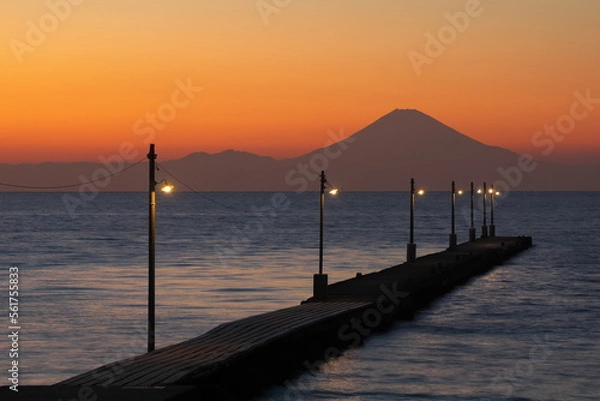 Obraz レトロ桟橋と富士山の夕暮れ　原岡海岸　岡本桟橋